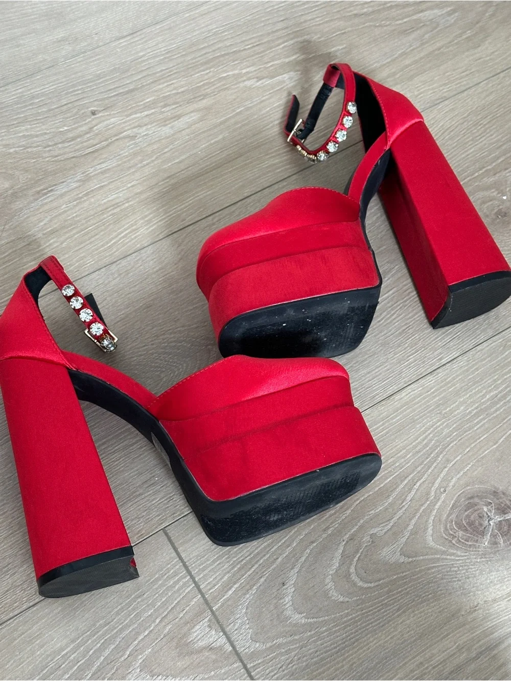 Cape Ribbon Size 5 Red Platform Heels